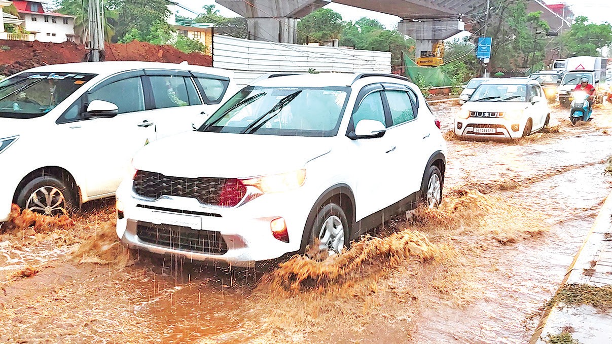 Goa’s First Showers Expose Crumbling Civic Infrastructure in Arambol, Mapusa, and Margao