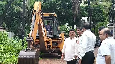 Vasco MLA Krishna Salkar Supports Pre-Monsoon Nullah Desilting at Baina; Appeals to Public to Keep Waterways Clean