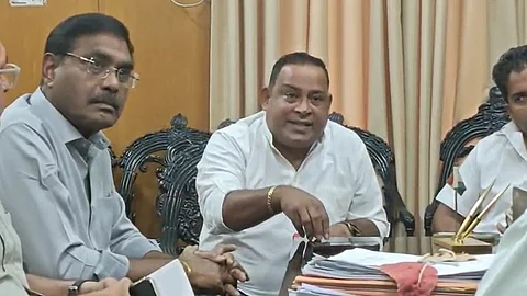 Boat Owners Accuse MMC Sopo Collector of Extortion Outside Margao Fish Market