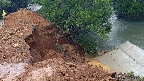 Protective Wall Collapses on Anmod–Hemmadga Road Just 15 Days After Construction