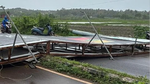 Hoarding Collapse on Mapusa-Calangute Road Disrupts Traffic; Vehicles Diverted via Arpora