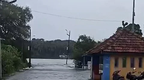 High Tide Disrupts Diwar–Old Goa Ferry Service, Passengers Face Inconvenience
