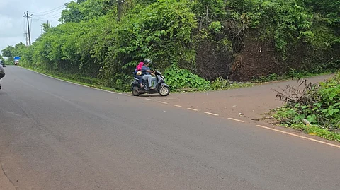 Frequent Accidents at Mauswada Junction: Locals Demand Traffic Mirror Installation on Pernem Highway
