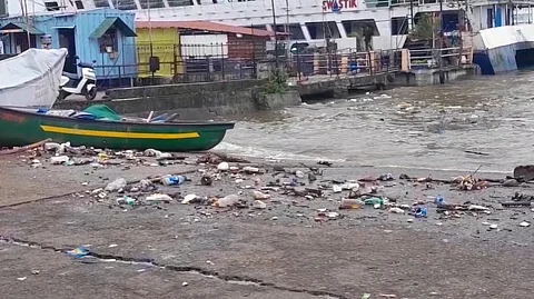Garbage Seen Floating Near Betim Ferry Ramp in Bardez, Goa; Locals Raise Pollution Concerns