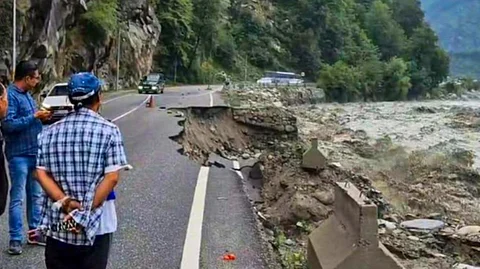 Himachal Pradesh Rains: Cloudbursts and Flash Floods Kill 5, Orange Alert Issued for More Downpours