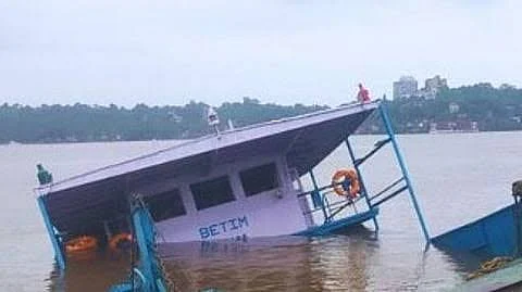 Frustration Grows as Sunken Betim Ferry Disrupts Chorao Commute for Seventh Day