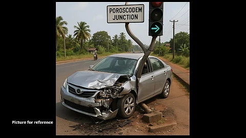 Car Crashes Into Traffic Signal at Poroscodem Junction; Cause Under Investigation