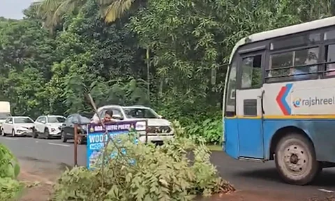 Pipeline burst floods Karapur-Vijaynagar, sparks traffic chaos and safety scare