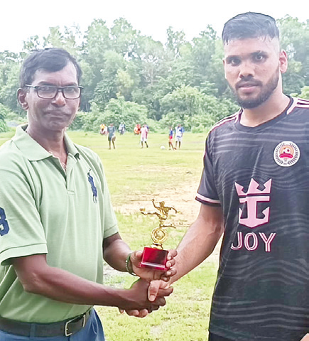Joy, Nelson guide
Fr Agnelo YSC into quarters