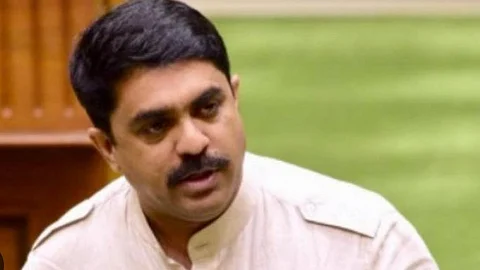 Vijai Sardesai Alleges Scam in Taxi, Rent-a-Car Permits; CM Sawant Promises Probe