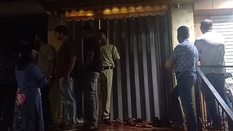 Attempted Robbery at Devrai Indira Jewels: Armed Man Flees After Tussle with Shop Owner