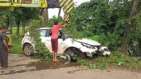 Tourist Crashes Rent-a-Car into Roadside Cross Near Velsao Lake; Locals Alarmed by Reckless Driving