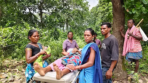 Girl carries snake-bitten mother 5km, loses race against time