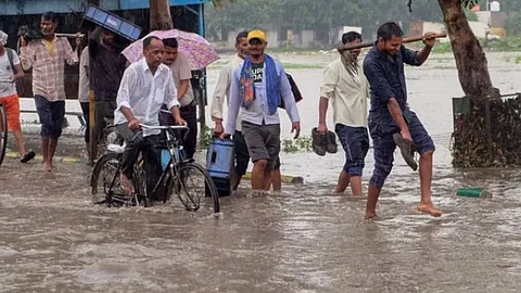Torrential Rain Batters Hyderabad: IT Corridor Sees Record 123.5 mm Rainfall, City Plunges into Chaos
