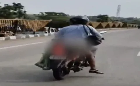 Man carries wife’s body on bike after fatal accident in Nagpur