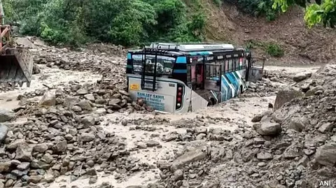 Flash Floods Block Chandigarh-Manali Highway as Himachal Records 261 Rain-Related Deaths This Monsoon