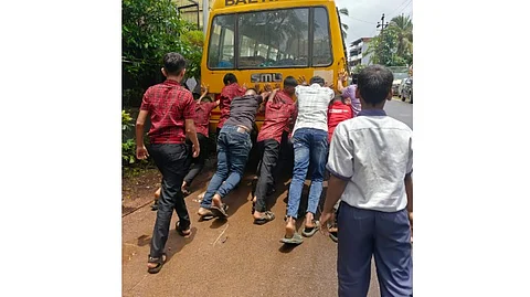 Anjuman School’s Balrath Bus Breaks Down, Students Forced to Push Vehicle Off Road