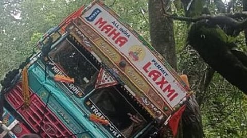 Massive Traffic Jam on Jamboti-Chorla-Goa Road After Lorry Overturns and Gets Stuck