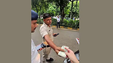 Japanese Tourist’s Smart Glasses Expose Gurugram Traffic Cops Taking INR 1,000 Bribe
