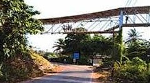 Vasco Footbridge Closed for Repairs, Commuters Forced to Cross Tracks