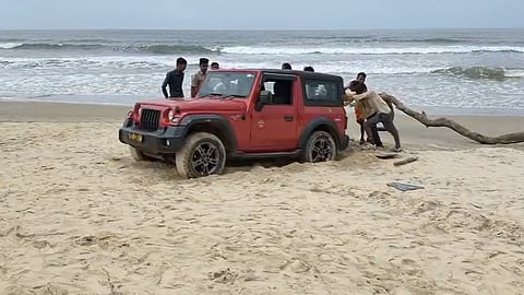 Tourist’s Car Gets Stuck on Benaulim Beach, Calls for Clear “No Vehicle” Signage