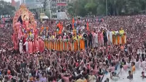 Lalbaugcha Raja 2025: Visarjan Halted at Girgaon Chowpatty as High Tide Hits