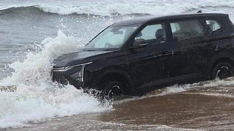 Tourists’ Car Gets Stuck in Sand After Ignoring Shoreline Warnings