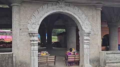 Woman Robbed of Gold Chain Inside Temple at Kelbaiwada; Accused Fled After Deception