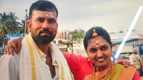 Bengaluru Woman Stabbed to Death by Husband in Front of Daughter at Bus Stand