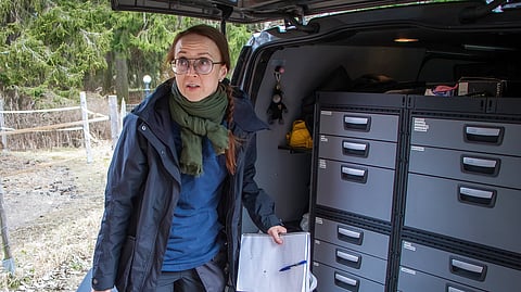 Kati Tuomola tekee eläinlääkäripraktiikkaa tallikäynneillä.