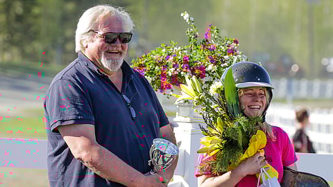 Ensio Mäntylä on satsannut raviurheiluun omistajana merkittävästi. Kuvassa hän iloitsee Kaisa Heikkilän kanssa Condor Barin voitosta Kuopiossa 2024.