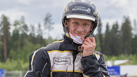 Väinö-Kalle Korhonen on vuonna 2003 syntynyt uuden sukupolven raviharrastaja, joka on ehtinyt ajamaan 196 ponilähtöä, ja sen jälkeen 567 starttia statistiikalla 44-49-62.