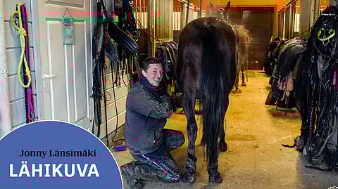 Jonny Länsimäki haluaa tehdä kaikkensa omien valmennettavien eteen. ”Minulla on kova kilpailuvietti, ja jos hevoset menevät huonosti, niin asioita tulee mietittyä tosi paljon.”