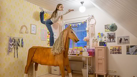 Kipinä-puuhevonen sopii myös voimistelua harrastavan Aadan vikellysharjoituksiin.