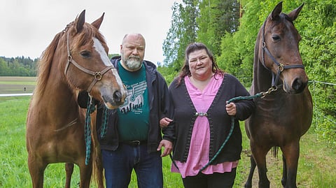 Pekka ja Paula Lähteinen siitostammojensa Helun Hurman ja Treizieme Jourin kanssa.