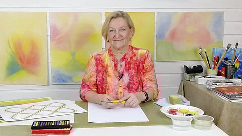 Irmeli Lehtioksa työskentelee nykyään LogoArt -taideterapeuttina ja -kouluttajana.