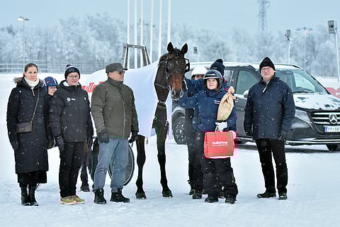 Felix Orlando pääsi poseeraamaan seremoniapaikalla, ja sen voiton myötä Toto75-kierrokselle saatiin heti kärkeen yllätysvoittaja. Hevosen edessä hoitaja Julia Korkiakoski.