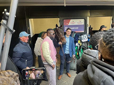 Räppäri Gims käväisi pikaisesti tallialueella, kun esiintyminen keskikentän estradilla ei ottanut onnistuakseen.