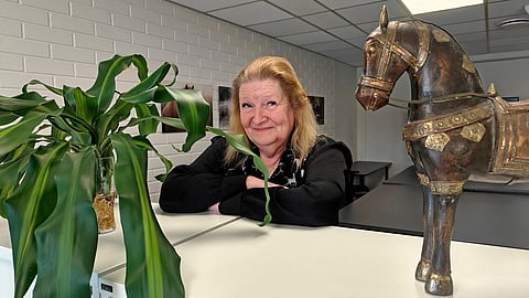 "Herran jumala, miten paljon kaikki on näinä vuosina muuttunut. Ennen kirjoitettiin rekisteritodistukset kalkkeeripaperille. Se show oli aivan kauheaa", Anne Sutinen naurahtaa.