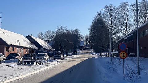 Tuomarinkartanon talleista kolme on Kavaleffintien vasemmalla puolella ja yksi, Kilpatalli Oy, oikealla puolella. Vasemmalla näkyy Talli Oy:n rakennukset, oikealla isompi maneesi. Ratsastuskoulut sijaitsevat pari sataa metriä tietä eteenpäin, kartanolle päin.
