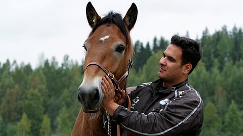Kuvassa Tähtiheilin kanssa poseeraava Dimitri Hedman valmentaa hevosia Korpilahdella.