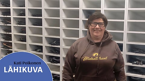 Kati Poikonen pitää huolta, että voilokit pysyvät järjestyksessä ja ne palautetaan oikeille paikoilleen.