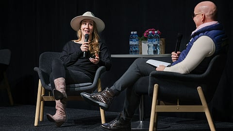 Reeta Hämäläinen käväisi Messukeskuksessa Hevosurheilu RATSASTUS -ohjelmalavalla Teemu Ahteen juttusilla.