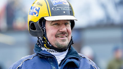 Harri Tollola oli omien muistikuviensa mukaan noin viiden vanha, kun hän koki ensimmäisiä kertoja vahvaa yhteyttä hevoseen.