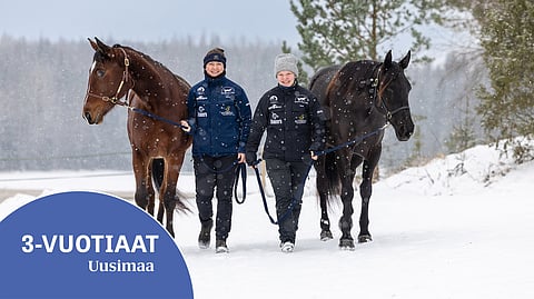 Emma Väre ja Netta Kangas mukavien tammojen Daisy Swampin ja Brigantian kanssa.