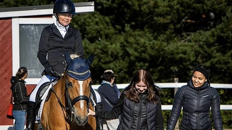 Unelmana on startata kansainvälisissä kisoissa suomenhevosella. Pararatsastaja Suvi Javanainen ei anna minkään tulla tämän unelman tielle. Kuvassa tiimiläiset, oma tytär Jonna Javanainen ja Delia Laaksonen.