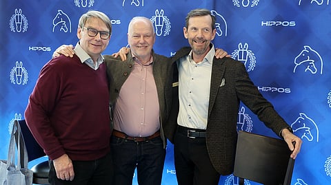 Eläinlääkäri Jukka Houttu, ravivalmentaja Timo Nurmos ja Hevosalan Kasvatuspäivien paneelikeskustelun vetänyt Erkki Lagerstam.