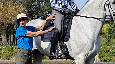 Ilman hyvää istuntaa ei ole hyvää ratsastusta. Siksi sen korjaaminen on niin tärkeää. Mary Wanless pitämässä klinikkaa Kaliforniassa ennen Suomeen tuloaan.