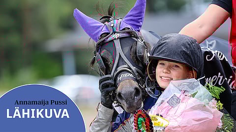 Annamaija Pussi pääsi juhlimaan vuoden 2024 Tammer-ajon voittoa Spike Compin kanssa. Se oli Pussin ensimmäinen suurkilpailuvoitto ponien kanssa.