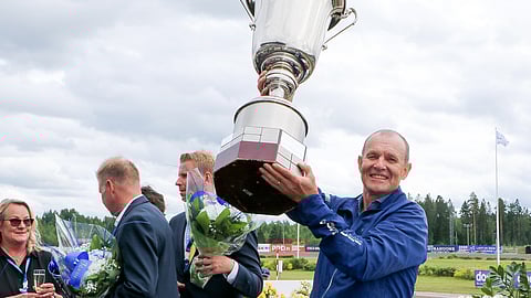 Sauli Meriläinen Elian Webin voittoseremonioissa Suur-Hollola-ajossa 5.7.2020.